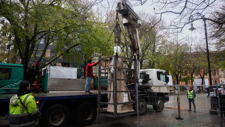 Comienza el traslado de las primeras estatuas de los Reyes de Navarra del Paseo de Sarasate. IÑIGO ALZUGARAY