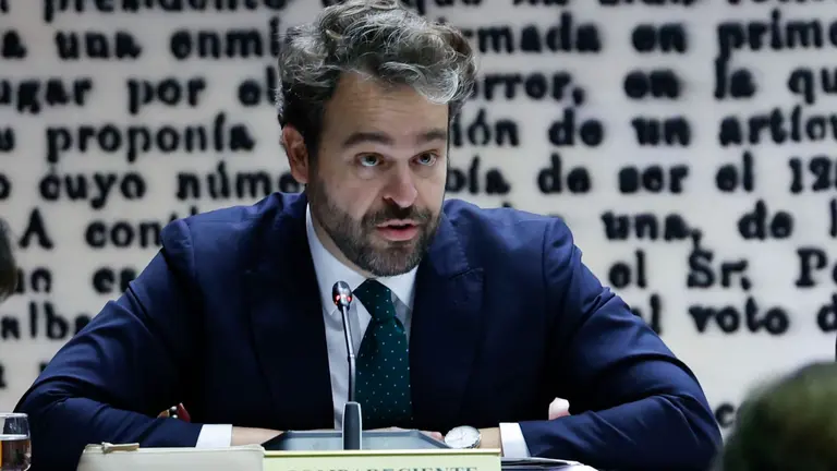 El diputado Juan Francisco Serrano, que fue n&uacute;mero dos de Santos Cerd&aacute;n en la secretar&iacute;a de Organizaci&oacute;n del PSOE, durante su comparecencia en la comisi&oacute;n que investiga el caso Koldo este mi&eacute;rcoles en el Senado. EFE/ J.J.Guill&eacute;n