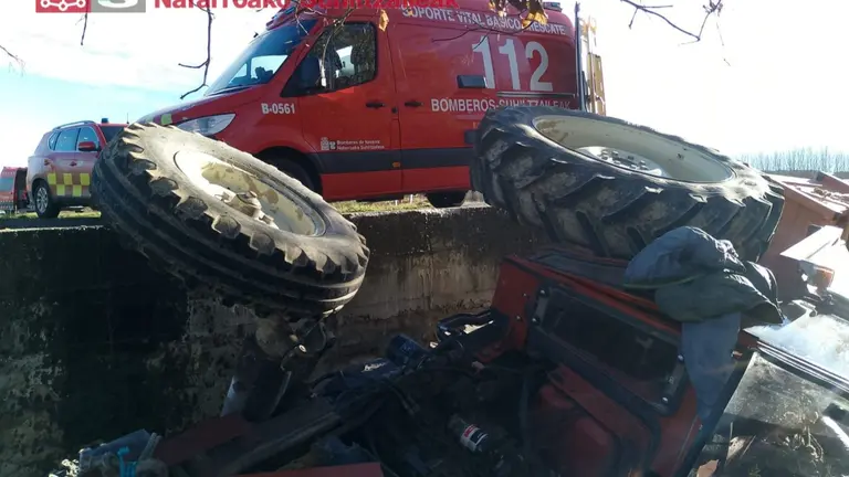Estado de cómo ha quedado el tractor tras el accidente. BOMBEROS DE NAVARRA