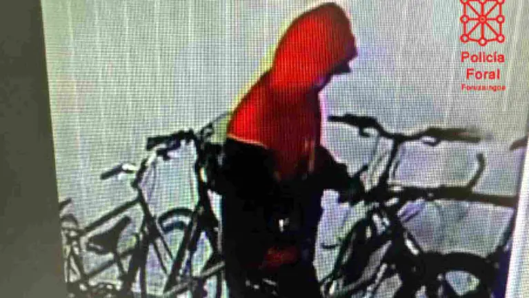 Imagen captada por una de las c&aacute;maras de seguridad del HUN en la que se aprecia al ladr&oacute;n llev&aacute;ndose la bici. POLIC&Iacute;A FORAL