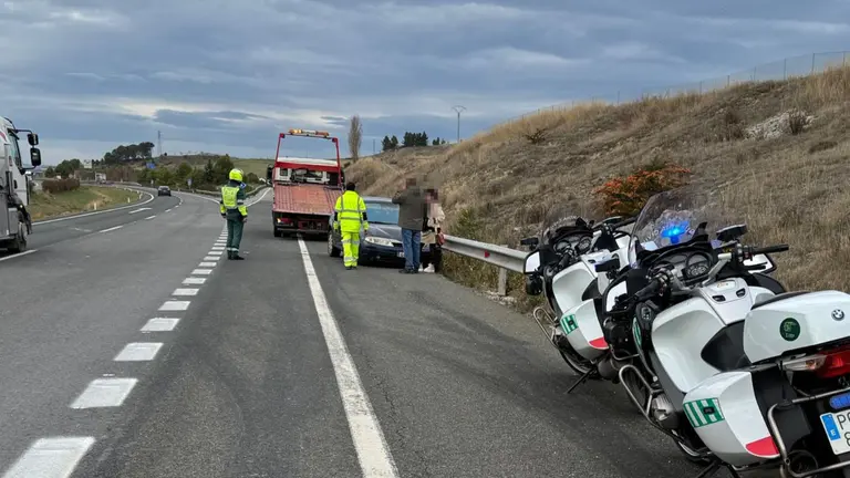 Imagen del vehículo siniestrado siendo asistido por una grúa. GUARDIA CIVIL