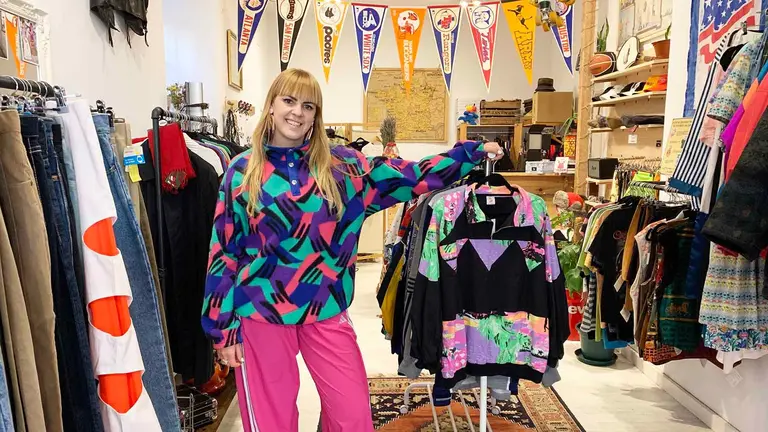 Bianca Horvath en su tienda Caramelo Vintage del casco viejo de Pamplona. Navarra.com