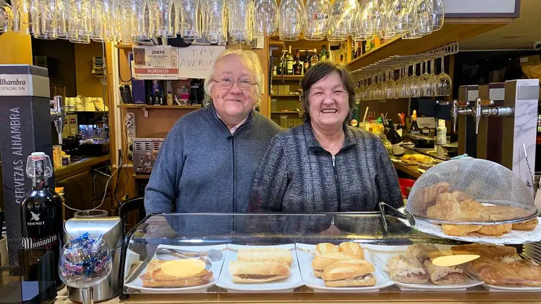 Francisco Javier Hermand e Idoya Eraso en el bar Burdeos de Pamplona. Navarra.com