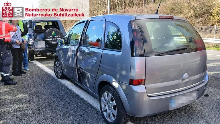 Uno de los vehículos implicados en el accidente.
- BOMBEROS DE NAVARRA