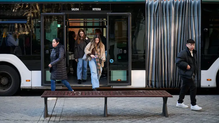 Varias personas en una villavesa en Pamplona. PABLO LASAOSA