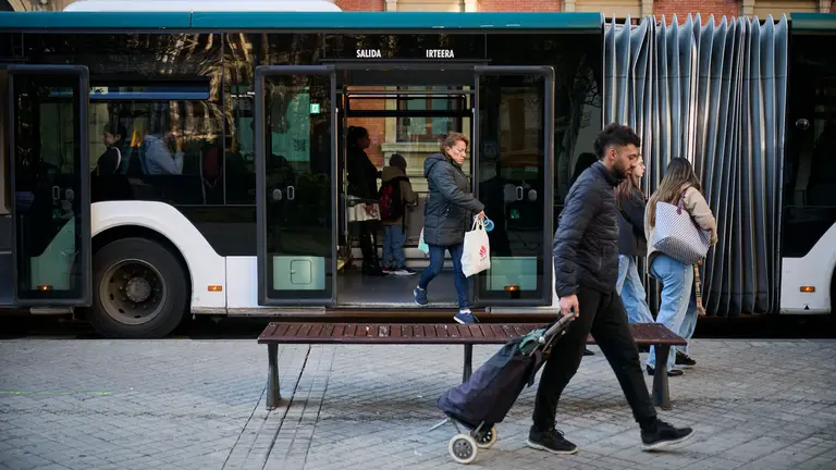 Varias personas en una villavesa en Pamplona. PABLO LASAOSA