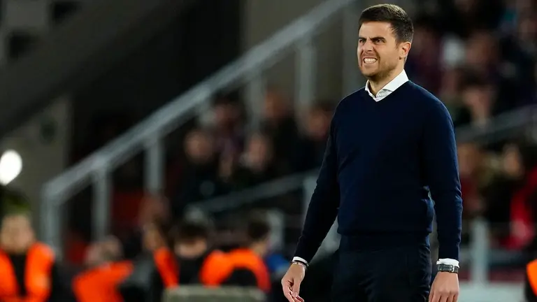 El entrenador del Osasuna, Alessio Lisci durante el partido de la jornada 16 de LaLiga que FC Barcelona y Atl&eacute;tico Osasuna disputan este s&aacute;bado en el Camp Nou. EFE/Alejandro Garc&iacute;a
