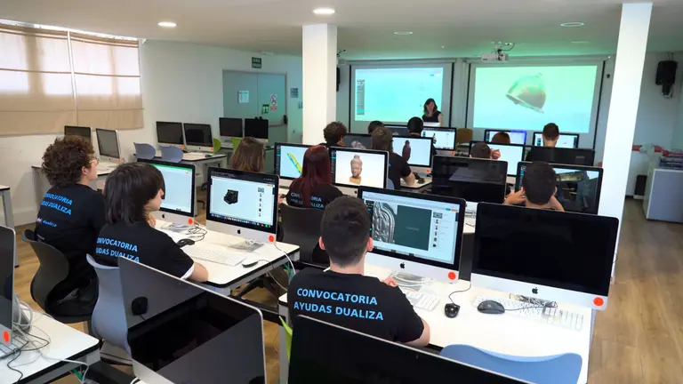 Imagen de un curso de las  Ayudas de CaixaBank Dualiza y FPEmpresa. CEDIDA