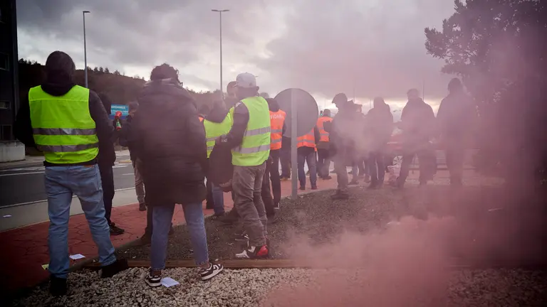 Trabajadores del sector de transporte de mercanc&iacute;as se concentran en Olloki durante la jornada de huelga. PABLO LASAOSA
