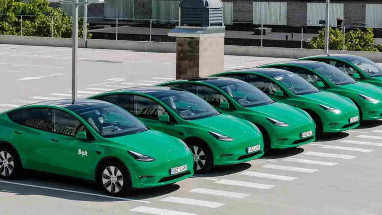Flota de taxis el&eacute;ctricos de Bolt. BOLT