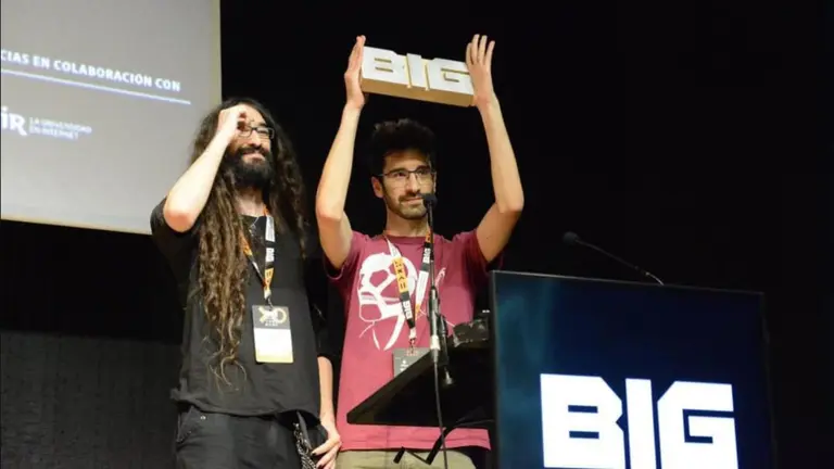 Daniel Medina e I&ntilde;aki D&iacute;az recogen el premio al Mejor Videojuego Vasco 2025. CEDIDA