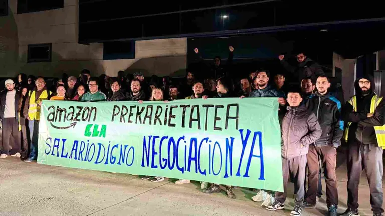 Concentraci&oacute;n de los repartidores de Amazon para exigir mejoras laborales. ELA