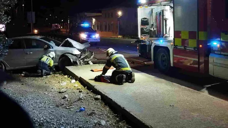 Dos agentes de bomberos durante las labores de auxilio al conductor en Fusti&ntilde;ana. BOMBEROS DE NAVARRA