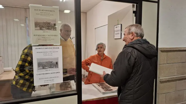 Imagen del reparto de los calendarios municipales. AYUNTAMIENTO DE PAMPLONA