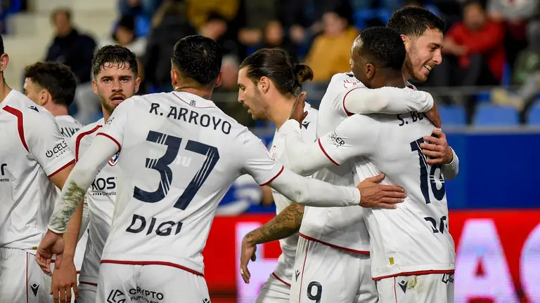 Los jugadores de Osasuna celebran tras marcar ante el Huesca, durante el partido de dieciseisavos de final de la Copa del Rey que SD Huesca y CA Osasuna disputan este mi&eacute;rcoles en el estadio de El Alcoraz. EFE/Javier Blasco