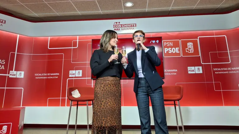 Marina Curiel y Mar&iacute;a Chivite en el brindis navide&ntilde;o del PSN de Pamplona. EUROPA PRESS