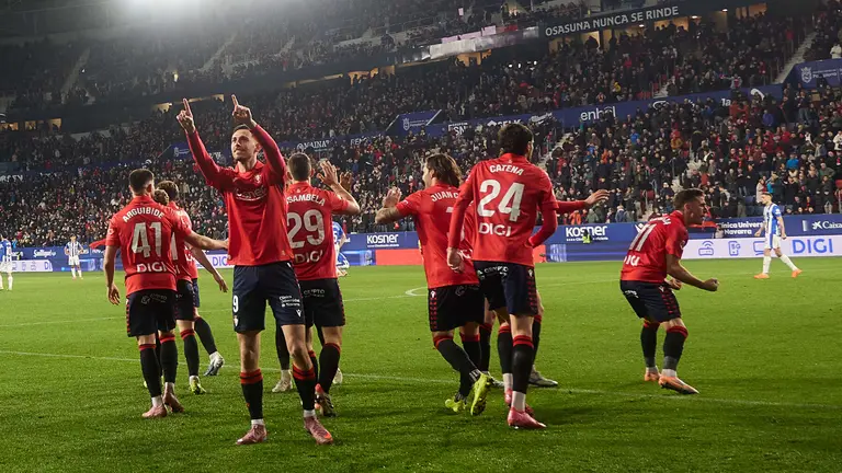 Los jugadores de Osasuna celebran el gol de Ra&uacute;l Garc&iacute;a (3-0) durante el partido de La Liga EA Sports entre CA Osasuna y Deportivo Alav&eacute;s disputado en el estadio de El Sadar en Pamplona. I&Ntilde;IGO ALZUGARAY