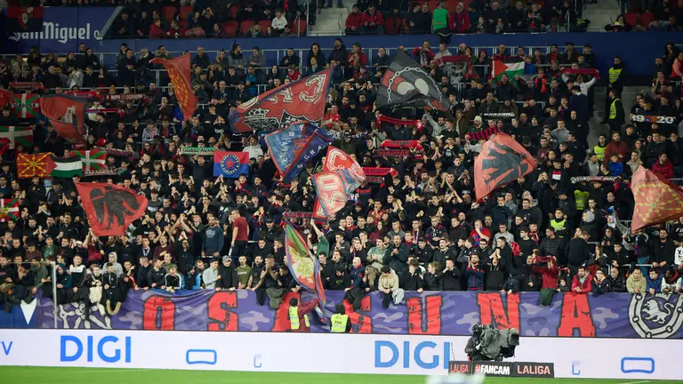 La grada del estadio de El Sadar durante el partido de La Liga EA Sports entre CA Osasuna y Deportivo Alav&eacute;s disputado en Pamplona. I&Ntilde;IGO ALZUGARAY