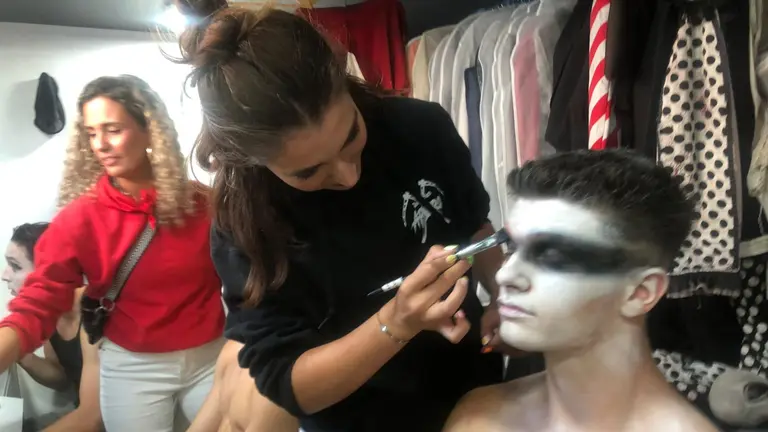 Amaya Garc&iacute;a e Irune Iraizoz, alumna del grado superior de Caracterizaci&oacute;n y maquillaje profesional de CI IBaialde llevando a cabo sus pr&aacute;cticas profesionales en El circo del miedo. CEDIDA