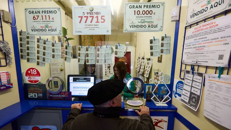 En la Administraci&oacute;n de Loter&iacute;as n&ordm; 1 San Ferm&iacute;n, en la calle Mayor 87 de Pamplona, se han vendido varios d&eacute;cimos del 77.715 agraciado con el quinto premio en la Loter&iacute;a de Navidad 2025. I&Ntilde;IGO ALZUGARAY
