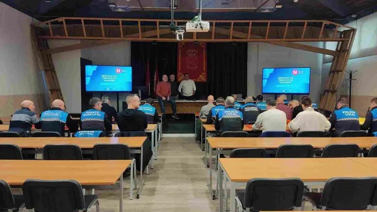 Tr&aacute;fico Navarra presenta a las polic&iacute;as locales el Pacto por la Movilidad Segura y Sostenible. EUROPA PRESS
REMITIDA / HANDOUT por GOBIERNO DE NAVARRA
Fotograf&Atilde;&shy;a remitida a medios de comunicaci&Atilde;&sup3;n exclusivamente para ilustrar la noticia a la que hace referencia la imagen, y citando la procedencia de la imagen en la firma
23/12/2025