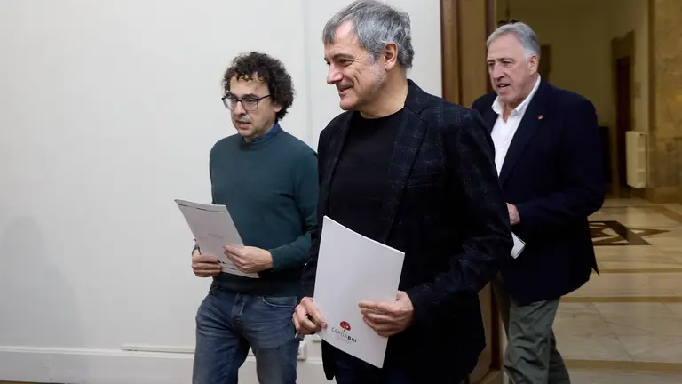 El alcalde de Pamplona, Joseba Asiron, junto a la concejala de Igualdad, Zaloa Basabe, y los concejales Mikel Armend&aacute;riz (Geroa Bai) y Txema Maule&oacute;n (Contigo Zurekin), valoran el auto que exculpa a las cuatro personas migrantes detenidas por la agresi&oacute;n sexual que tuvo la noche de la Carpa Universitaria de octubre. I&Ntilde;IGO ALZUGARAY