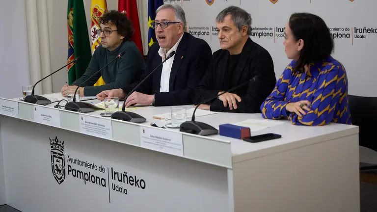 El alcalde de Pamplona, Joseba Asiron, junto a la concejala de Igualdad, Zaloa Basabe, y los concejales Mikel Armend&aacute;riz (Geroa Bai) y Txema Maule&oacute;n (Contigo Zurekin), valoran el auto que exculpa a las cuatro personas migrantes detenidas por la agresi&oacute;n sexual que tuvo la noche de la Carpa Universitaria de octubre. I&Ntilde;IGO ALZUGARAY