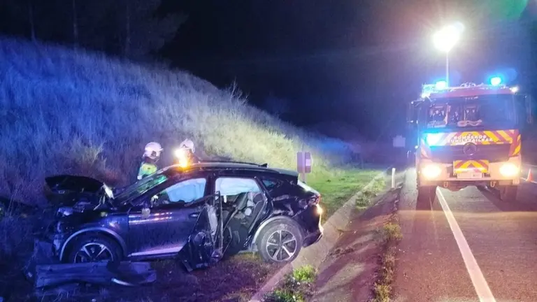 El coche siniestrado en Sesma. BOMBEROS DE NAVARRA