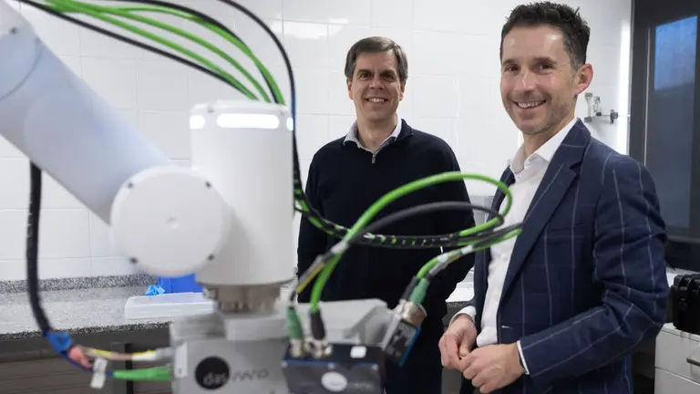 Israel Arnedo y Eduardo Azanza, en las instalaciones de das-Nano en Navarra. CEDIDA