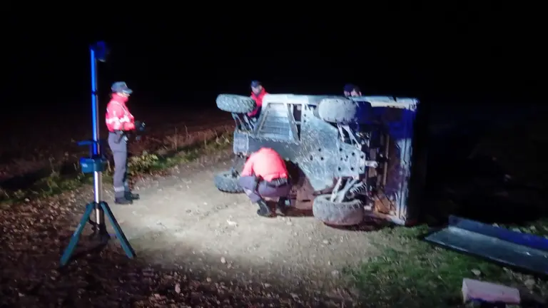 Agentes de la Polic&iacute;a Foral investigan en el lugar del accidente mortal en Cabanillas. POLIC&Iacute;A FORAL