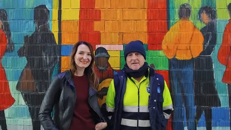 La ilustradora Alina Dalinina, junto al jefe del equipo de Empleo Social Protegido de Anso&aacute;in, Remi Mikele, en el mural colectivo dise&ntilde;aado en el pasadizo Ostoki.
AYUNTAMIENTO DE ANSO&Aacute;IN