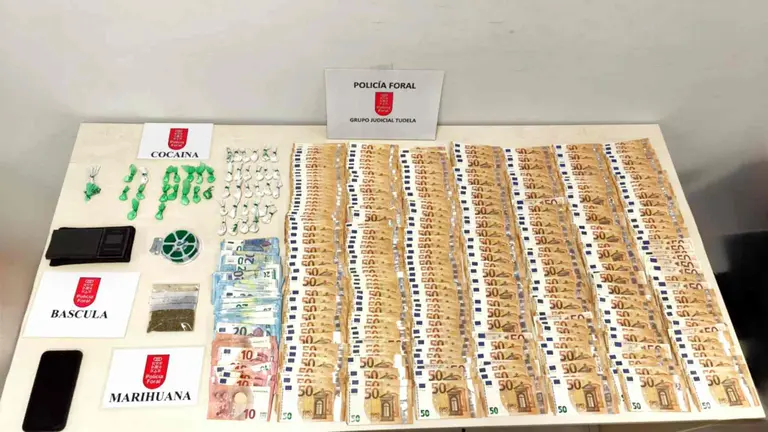 Droga y dinero incautados por la Polic&iacute;a Foral en el registro de la vivienda. POLIC&Iacute;A FORAL