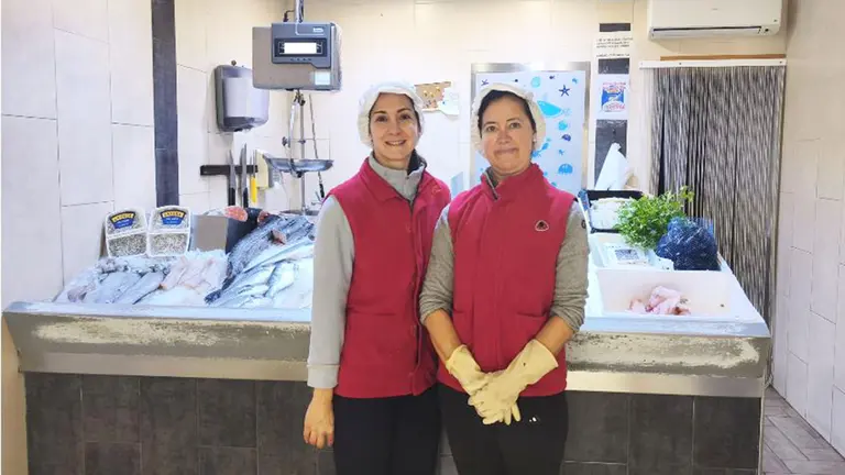 Sara y su madre Ana Isabel en la pescader&iacute;a Garc&iacute;a de Mendavia. Navarra.com