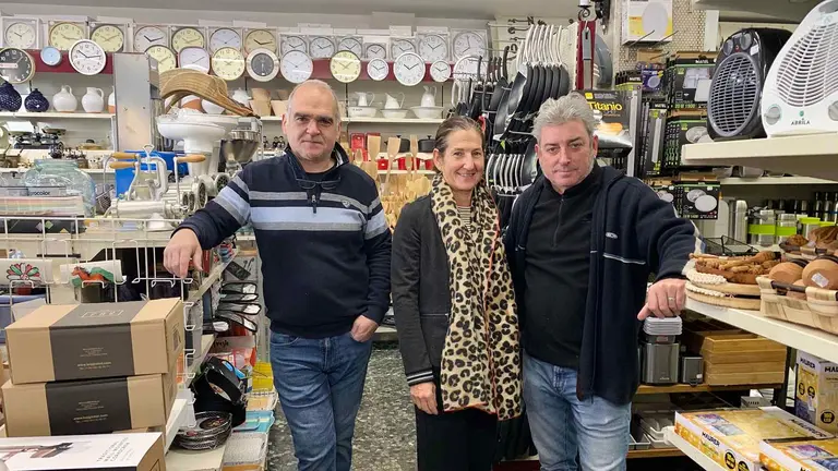 Miguel, Mirentxu y Kepa en la Ferreter&iacute;a Quevedo de Elizondo. Navarra.com