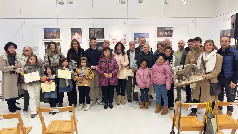 Foto de grupo con los premiados en el concurso de Belenes de Villava 2025. Cedida.