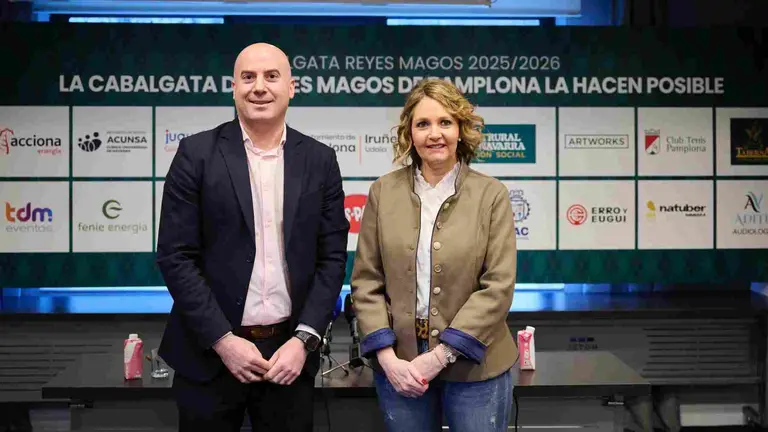 La presidenta de la Asociaci&oacute;n Cabalgata Reyes Magos de Pamplona, Mamen S&aacute;daba, junto a Javier Mart&iacute;nez Lasa, director del &aacute;rea de Acci&oacute;n Social de Caja Rural de Navarra. ASOCIACI&Oacute;N CABALGATA DE REYES DE PAMPLONA