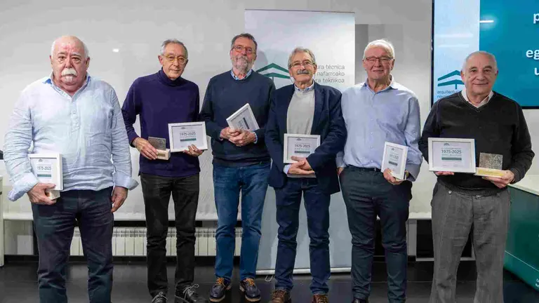 Los homenajeados por su medio siglo de trayectoria. De izquierda a derecha: Goyo P&eacute;rez, &Aacute;ngel Hern&aacute;ndez, Enrique Altarriba, Miguel Sola, Epi Azanza y Luis Florit. COAT