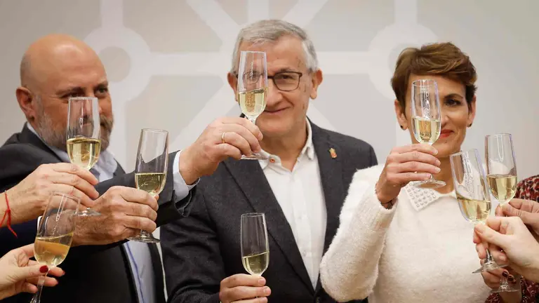Jos&eacute; Luis Arasti, F&eacute;lix Taberna y Mar&iacute;a Chivite en el brindis navide&ntilde;o del Gobierno de Navarra. EFE