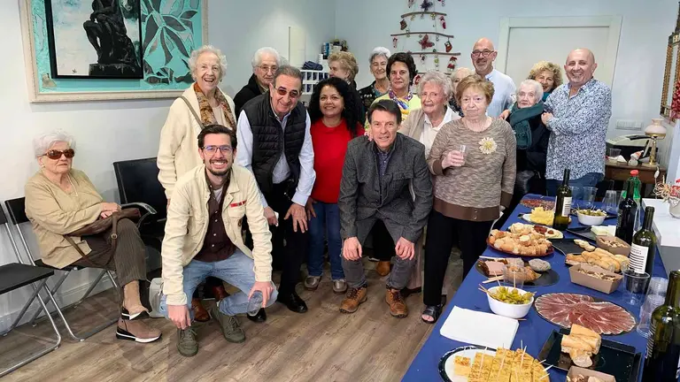 Foto de grupo con Jes&uacute;s Go&ntilde;i a la derecha en su peluquer&iacute;a de Pamplona. Navarra.com