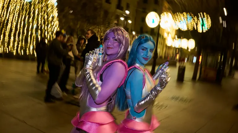 Miles de personas celebran la Nochevieja 2025 en Pamplona disfraz&aacute;ndose y animando las calles. PABLO LASAOSA