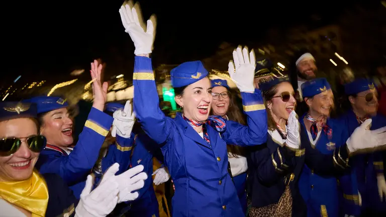 Miles de personas celebran la Nochevieja 2025 en Pamplona disfraz&aacute;ndose y animando las calles. PABLO LASAOSA