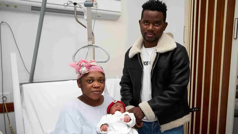 Jes&uacute;s Bindang e Isabel Nchama Ncogo junto a su hija reci&eacute;n nacida, Salom&eacute;. GOBIERNO DE NAVARRA