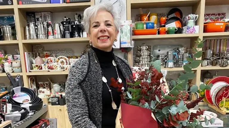 Estrella Redondo P&eacute;rez en la ferreter&iacute;a que lleva su nombre en la calle Amaya 24 de Pamplona. Facebook.