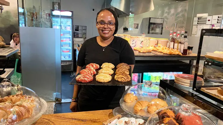 Lydia Loamboui Njuguna en la cafeter&iacute;a El Kopi Luwak de Zizur Mayor. Navarra.com