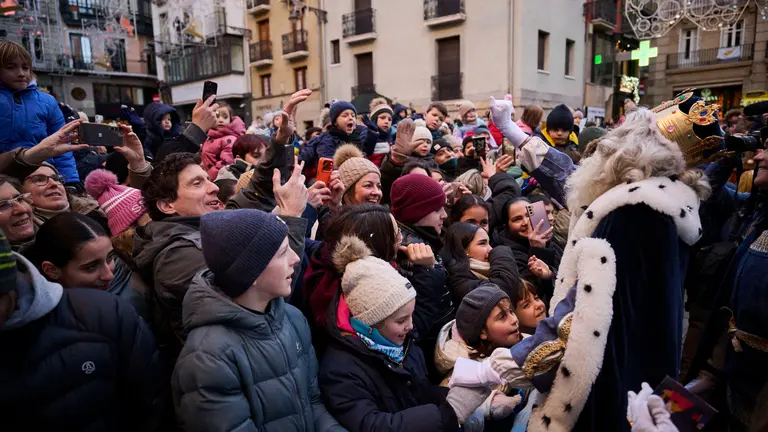 Los Reyes Magos llegan a Pamplona por el Portal de Francia en la cabalgata de 2026. PABLO LASAOSA