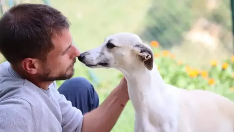 Daniel junto a su perra Serena. CEDIDA