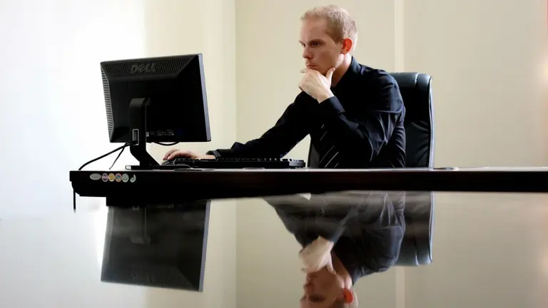 Un hombre trabajando con su ordenador. CEDIDA