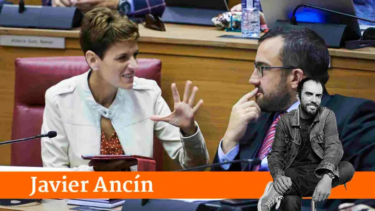 Mar&iacute;a Chivite junto a Javier Rem&iacute;rez en el parlamento de Navarra. PABLO LASAOSA