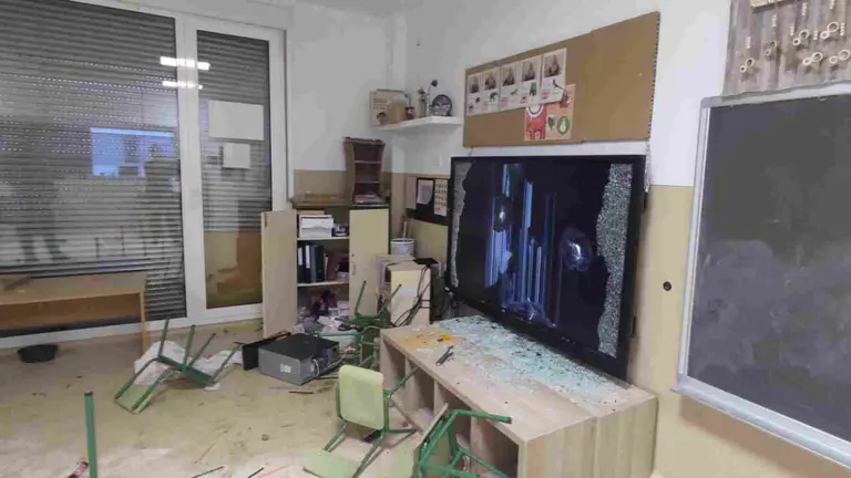 As&iacute; qued&oacute; el aula tras los destrozo provocados por los v&aacute;ndalos estas pasadas navidades. APYMA BUZTINTXURI