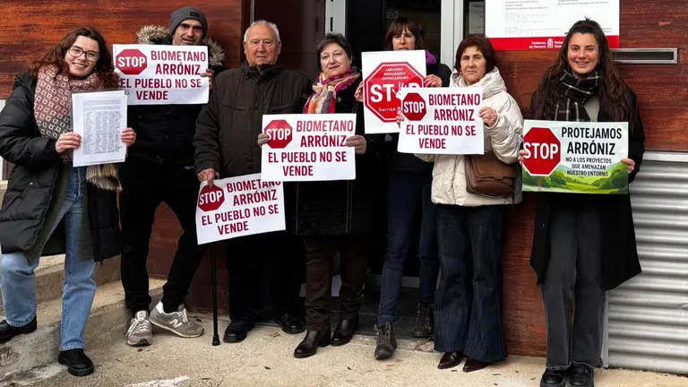 Vecinos de Arr&oacute;niz registran las firmas en contra de la planta de biog&aacute;s. CEDIDA
